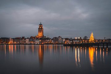 Deventer skyline aan de IJssel tijdens een koude winteravond van Sjoerd van der Wal Fotografie