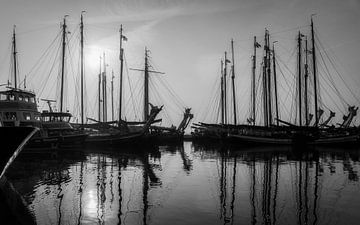 In the harbour when the sun rises by Mart Houtman