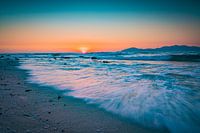 Zonsondergang met golven op het strand van Kos