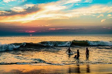 Badende familie op het strand bij zonsondergang in Sri Lanka van Dieter Walther