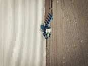 Tractor ploegt de grond voor het planten van gewassen van Sjoerd van der Wal Fotografie thumbnail
