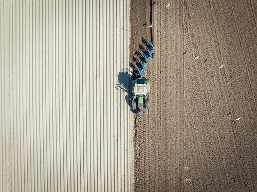 Tracteur préparant le sol pour la plantation de cultures