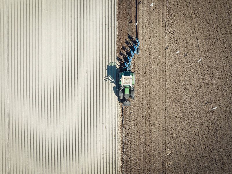 Tractor ploegt de grond voor het planten van gewassen van Sjoerd van der Wal Fotografie