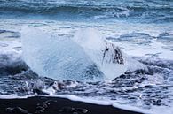 IJsblok op het zwarte strand van IJsland van Marcel Alsemgeest thumbnail
