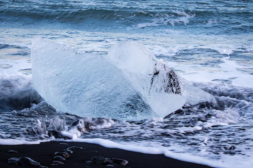 IJsblok op het zwarte strand van IJsland van Marcel Alsemgeest