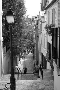 Straat in Montmartre, Parijs van Pamela Fritschij