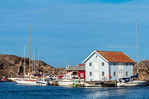Haven met boten in het dorp Smögen in Zweden van Rico Ködder