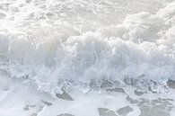 Aanspoelende golf  / Noordzee van Photography art by Sacha thumbnail