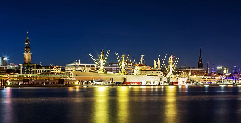 Hamburg Skyline mit Cap San Diego von Frank Herrmann