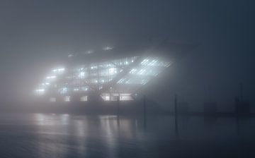 Dockland Hamburg in de mist van Nils Steiner