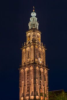 Verlichte Martinitoren in Groningen bij nacht