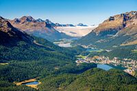 Panoramisch uitzicht op het Oberengadin vanaf Muottas Muragl (Graubünden, Zwitserland)
