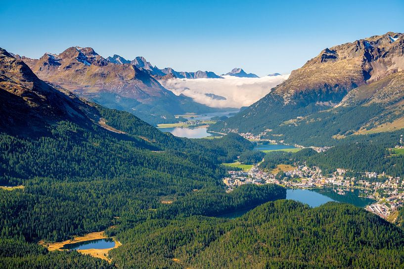 Panoramisch uitzicht op het Oberengadin vanaf Muottas Muragl (Graubünden, Zwitserland) van Chris Rinckes