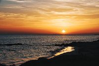 Zonsondergang op het strand in Apulië