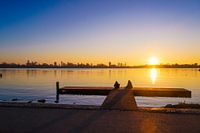 couché de soleil sur le lac silhouette