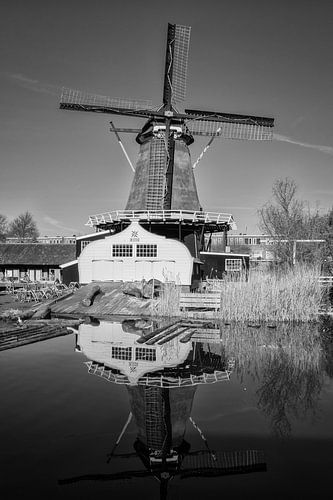 Moulin à vent De Ster à Utrecht avec son reflet en noir et blanc