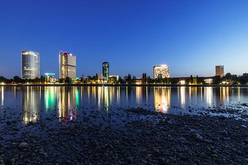 Bonn (Bundesviertel) aan de oever van de Rijn in het blauwe uur