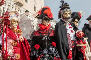 Costumes de carnaval devant le Palais des Doges à Venise sur t.ART