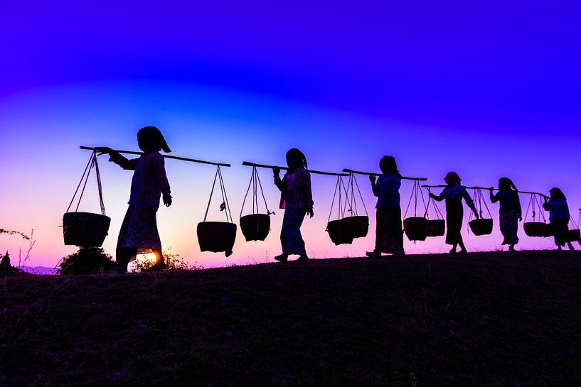 LPH 71311840 Silhouet van mensen die manden dragen bij zonsondergang, Myanmar, Burma van BeeldigBeeld Food & Lifestyle