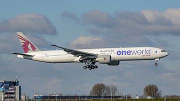 Qatar Airways Boeing 777-300 in ONEWORLD livery. van Jaap van den Berg