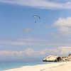 Paragliden boven de Ionische zee van het eiland Lefkada van Shot it fotografie