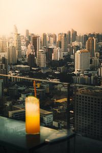Ambiance de soirée dans la métropole : cocktail avec vue sur Bangkok