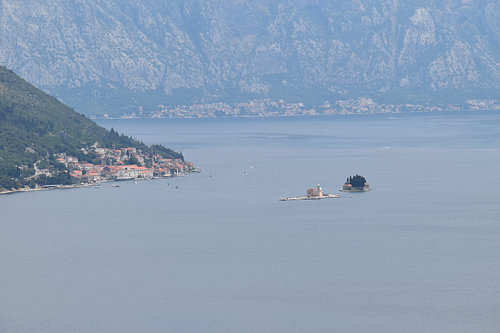 Zicht op Perast en de baai van Kotor, Montenegro