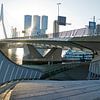 Lijnenspel aan de voet van de Erasmusbrug in Rotterdam van Remco Swiers