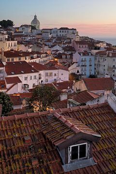 Dageraad boven de Alfama - Prachtig Lissabon van Rolf Schnepp