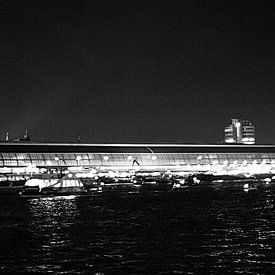 Panorama bij nacht van Amsterdam CS, gezien vanaf het IJ (Zwart Wit) van Dirk Huckriede