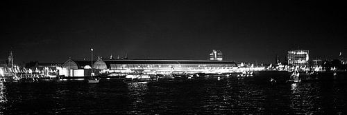 Panorama bij nacht van Amsterdam CS, gezien vanaf het IJ (Zwart Wit) van Dirk Huckriede