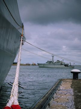 De touwen waar de Marine schepen aan vast zitten.