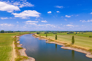 Die IJssel bei niedrigem Wasserstand im Sommer