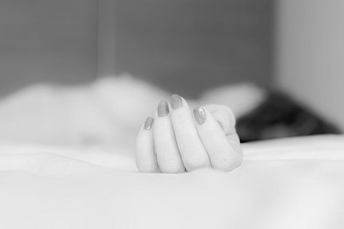 Main d'une femme endormie