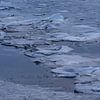 Roches de glace dans l'eau Norvège | Fine Art Photo sur Nanda Bussers