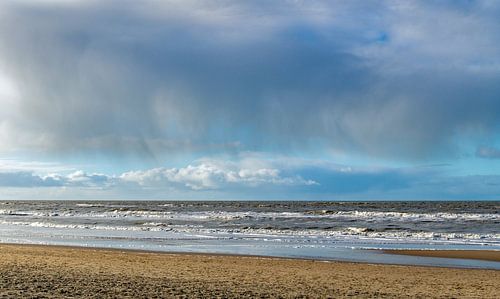 Regenbui boven de Noordzee