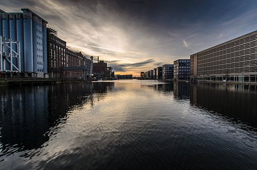 Schemering en gebouwen aan de binnenhaven in Duisburg Ruhrgebied Duitsland
