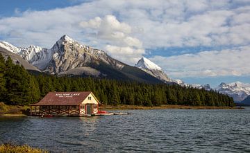 Maligne Lake Boathouse, Jasper National Park, Canada van Adelheid Smitt