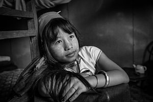 INLE, MYANMAR, 17. Dezember 2015 - Porträt eines jungen Mädchens Longneck Stamm in der Nähe von Inle