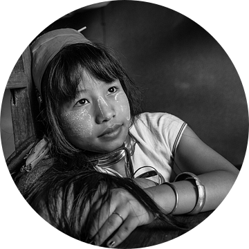 Jong meisje van de Long Neck stam in de buurt van Inle Myanmar. van Wout Kok