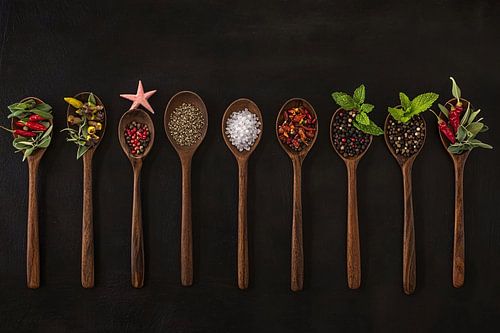 Houten lepels met kruiden
