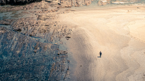 Des traces de pas solitaires dans le sable sur Bart Wilmer