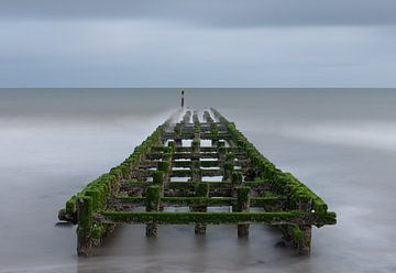 Golfbrekers aan de Nederlandse kust bij West-Kapelle in Zeeland van Jan van der Vlies