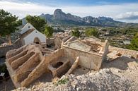 Oude kerk op heuvel bij dorp Polop, Alicante, Spanje van Joost Adriaanse thumbnail