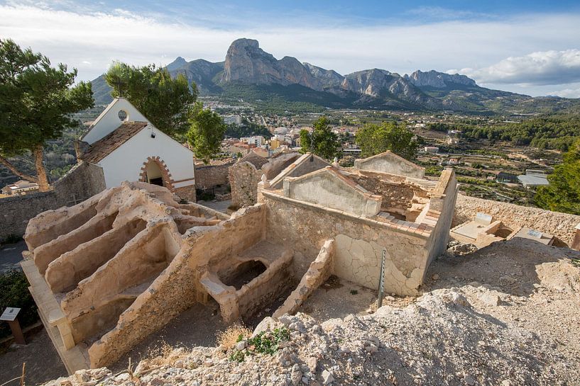 Oude kerk op heuvel bij dorp Polop, Alicante, Spanje van Joost Adriaanse