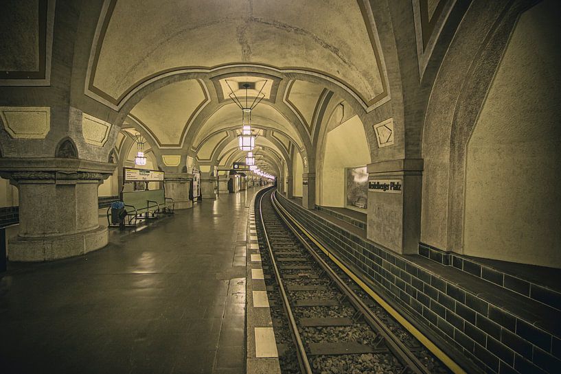 Station de métro de la Heidelbergerplatz à Berlin par Eus Driessen