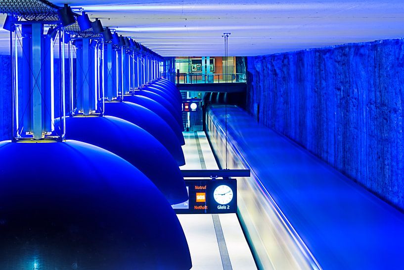 Westfriedhof station de métro à Munich, Allemagne par Dieter Meyrl