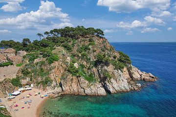 klein strand in Tossa de Mar aan de Costa Brava van Peter Eckert