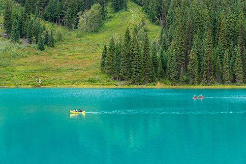 Kanufahrer auf dem Emerald Lake mit türkisfarbenem Wasser und Bäumen im HIntergrund