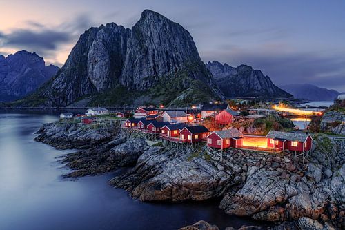 Vissersdorp Hamnoy op de Lofoten (Noorwegen) in de avond